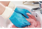 戴手套除保護皮膚，亦避免清潔時胡亂觸碰口鼻